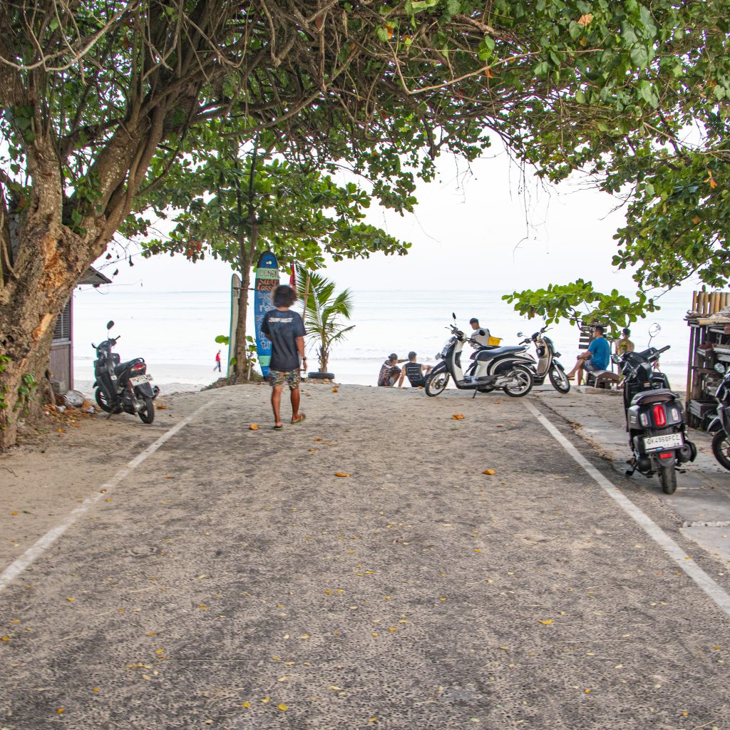 The parkinglot at Ahimsa beach.