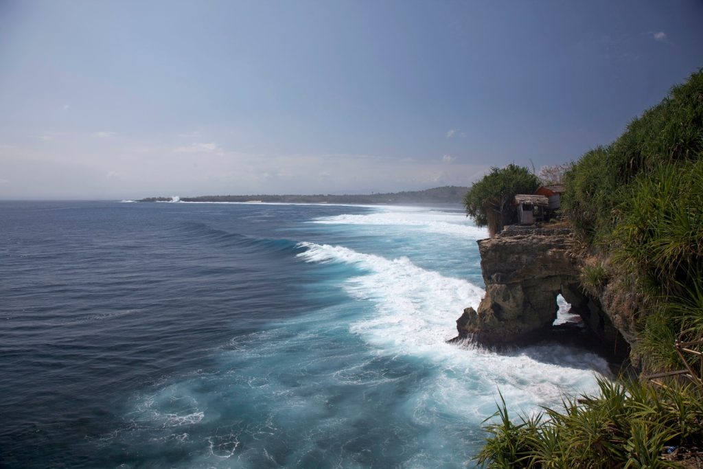 Nusa Ceningan point break surf spot